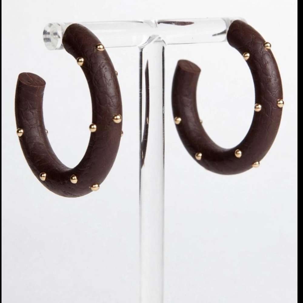 💥🆕💥PLUNDER “Shania” Dark Brown Wooden Hoop Earrings with Gold Studs (NIP)